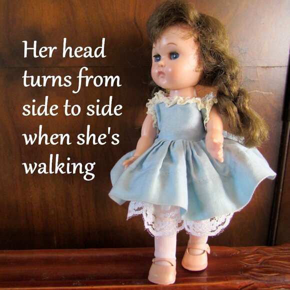 GINNY DOLL, BENT KNEE WALKER w CASE + 6 PRETTY DRESSES, 2 PAIR SHOES + MORE - Picture 4 of 16